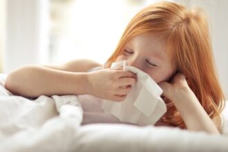 découvrez tout ce que vous devez savoir sur la grippe saisonnière : symptômes, prévention et traitements pour rester en bonne santé cette saison.