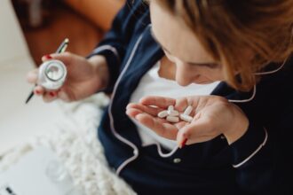 découvrez les avantages et les risques de l'automédication. apprenez à gérer votre santé en toute sécurité grâce à des conseils pratiques et informatifs sur les médicaments en vente libre et les traitements à domicile.