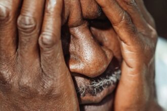 découvrez comment gérer l'anxiété de séparation chez les enfants et les adultes. apprenez des techniques efficaces pour atténuer les peurs liées aux séparations et renforcer les liens affectifs.