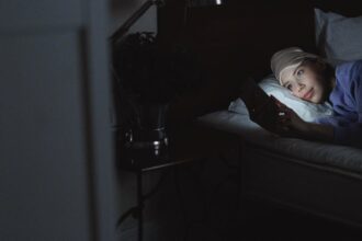 découvrez l'importance du dépistage de l'apnée du sommeil pour améliorer votre bien-être. apprenez à identifier les symptômes, les méthodes de diagnostic et les solutions pour un sommeil réparateur.
