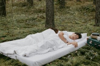 découvrez des conseils pratiques et des solutions pour gérer l'apnée du sommeil lors de vos voyages. apprenez à bien planifier vos déplacements, à apporter le bon équipement et à assurer un sommeil de qualité, peu importe où vous êtes.