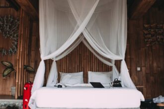 découvrez des écouteurs spécialement conçus pour favoriser un sommeil paisible. profitez de musique apaisante et de bruits blancs confortablement, sans déranger votre partenaire. idéal pour les nuits tranquilles et les siestes relaxantes.