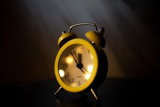 découvrez comment calculer vos heures de sommeil idéales pour améliorer votre bien-être et optimiser votre santé. apprenez l'importance d'une bonne hygiène de sommeil grâce à notre guide complet.