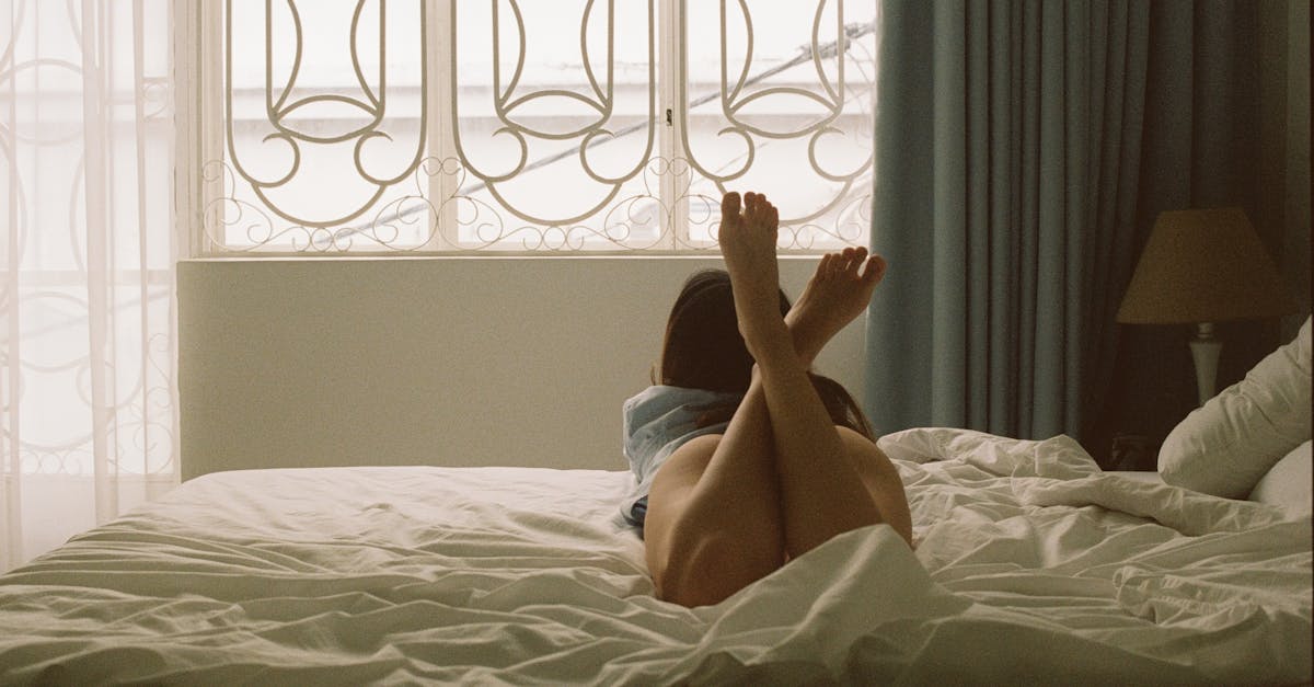 découvrez le phénomène de l'inertie du sommeil, un état de transition entre le sommeil et l'éveil, ses causes, ses effets sur la vigilance et des conseils pour le minimiser afin d'améliorer votre réveil et votre productivité quotidienne.