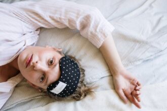 découvrez notre masque de sommeil conçu pour garantir un sommeil réparateur. bloquez la lumière et profitez d'un confort optimal pour des nuits paisibles. idéal pour la maison, les voyages ou toute situation où le repos est essentiel.