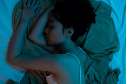 la paralysie du sommeil est un phénomène troublant où l'on se retrouve temporairement incapable de bouger ou de parler à l'éveil, souvent accompagnée d'hallucinations. découvrez les causes, les symptômes et les conseils pour mieux gérer cette expérience déroutante.
