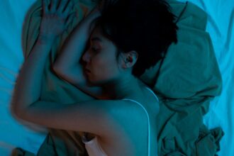 découvrez la paralysie du sommeil, un phénomène étrange qui se produit lorsque vous êtes coincé entre le sommeil et l'éveil. apprenez-en plus sur ses causes, symptômes et comment y faire face.