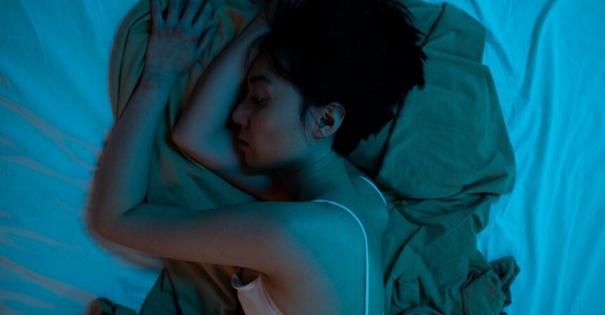 découvrez la paralysie du sommeil, un phénomène étrange qui se produit lorsque vous êtes coincé entre le sommeil et l'éveil. apprenez-en plus sur ses causes, symptômes et comment y faire face.