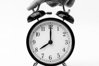 découvrez comment établir un emploi du temps de sommeil efficace pour améliorer votre bien-être et optimiser votre santé. apprenez des astuces et des stratégies pour réguler votre sommeil et profiter d'une meilleure qualité de vie.