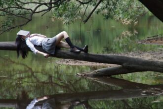 découvrez tout sur les spasmes de sommeil, des réactions involontaires pendant le sommeil aux conseils pour mieux les gérer. apprenez à reconnaître les causes et à améliorer la qualité de votre sommeil.
