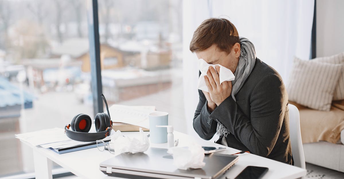 découvrez tout sur les éternuements : causes, symptômes et conseils pour les soulager. apprenez comment ce réflexe de protection du corps peut être un signe d'allergies ou de maladies, et trouvez des astuces pour prévenir les gênes au quotidien.