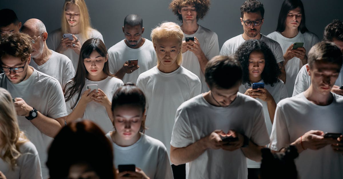 la pauvreté des liens sociaux : découvrez l'impact de l'isolement social sur la santé mentale et le bien-être, ainsi que des solutions pour cultiver des connexions durables et significatives.