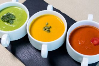 découvrez nos recettes de soupes savoureuses et réconfortantes, idéales pour toutes les saisons. que vous cherchiez des choix végétariens, des options riches en protéines ou des classiques indémodables, explorez notre sélection pour éveiller vos papilles.