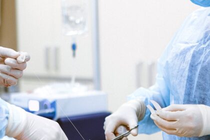 découvrez tout ce qu'il faut savoir sur la chirurgie, ses différentes pratiques, les types d'interventions, les technologies utilisées, et l'importance des soins postopératoires pour un rétablissement optimal.