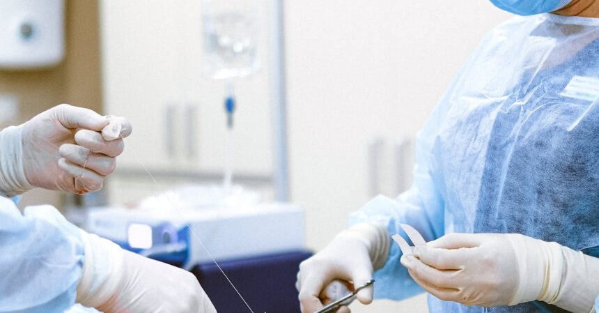 découvrez tout ce qu'il faut savoir sur la chirurgie, ses différentes pratiques, les types d'interventions, les technologies utilisées, et l'importance des soins postopératoires pour un rétablissement optimal.