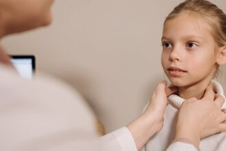 découvrez les causes, symptômes et traitements des amygdales enflées. apprenez à reconnaître cette condition courante et à soulager l'inconfort associé grâce à nos conseils et recommandations.
