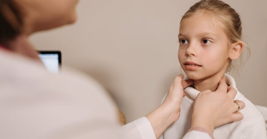 découvrez les causes, symptômes et traitements des amygdales enflées. apprenez comment soulager l'inconfort et prévenir les complications liées aux infections des amygdales. informez-vous sur les meilleurs remèdes et conseils de soins à domicile pour retrouver un bien-être rapide.