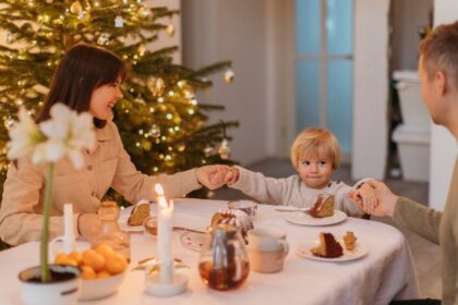 l'huile essentielle de tea tree est réputée pour ses propriétés antiseptiques et anti-inflammatoires. naturellement dérivée de l'arbre à thé, elle est idéale pour traiter les imperfections cutanées, purifier la peau et renforcer le système immunitaire. découvrez les bienfaits de cette huile miracle pour une routine de soins 100% naturelle.