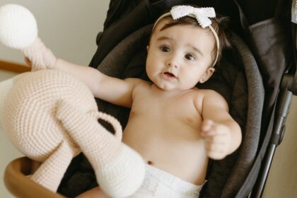 découvrez tout ce qu'il faut savoir sur la dentition chez les bébés : symptômes, conseils pour apaiser la douleur et astuces pour traverser cette période délicate en toute sérénité.