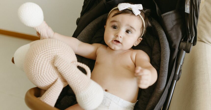 découvrez tout ce qu'il faut savoir sur la dentition chez les bébés : symptômes, conseils pour apaiser la douleur et astuces pour traverser cette période délicate en toute sérénité.