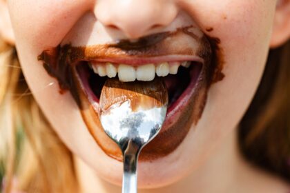 découvrez tout ce qu'il faut savoir sur la dentition des bébés : symptômes, conseils et remèdes pour apaiser leurs gencives en période de poussée dentaire.