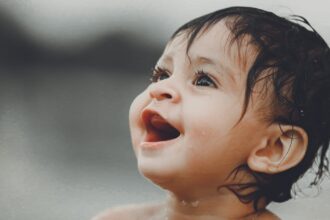 découvrez tout sur la poussée dentaire chez les bébés : symptômes, conseils pratiques et solutions apaisantes pour accompagner votre enfant durant cette étape importante de son développement.