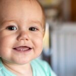 découvrez tout ce qu'il faut savoir sur la dentition chez les bébés : symptômes, conseils et remèdes pour apaiser leur inconfort durant cette période délicate.
