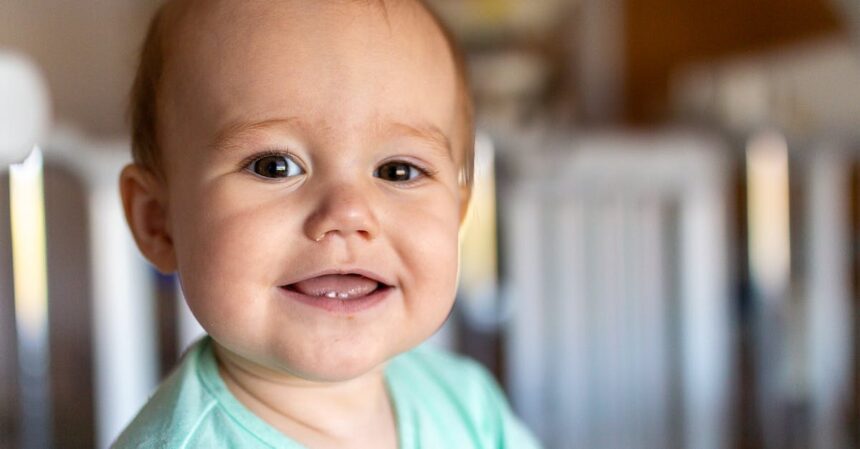 découvrez tout ce qu'il faut savoir sur la dentition chez les bébés : symptômes, conseils et remèdes pour apaiser leur inconfort durant cette période délicate.