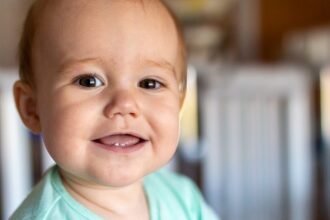 découvrez tout ce qu'il faut savoir sur la poussée dentaire chez les bébés. conseils, symptômes et remèdes pour apaiser votre petit lors de cette étape cruciale de son développement.