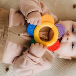 découvrez tout ce que vous devez savoir sur la dentition des bébés : symptômes, conseils pour soulager la douleur et recommandations de produits adaptés pour accompagner votre enfant durant cette période délicate.