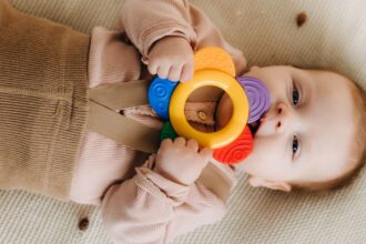 découvrez tout ce que vous devez savoir sur la dentition des bébés : symptômes, conseils pour soulager la douleur et recommandations de produits adaptés pour accompagner votre enfant durant cette période délicate.