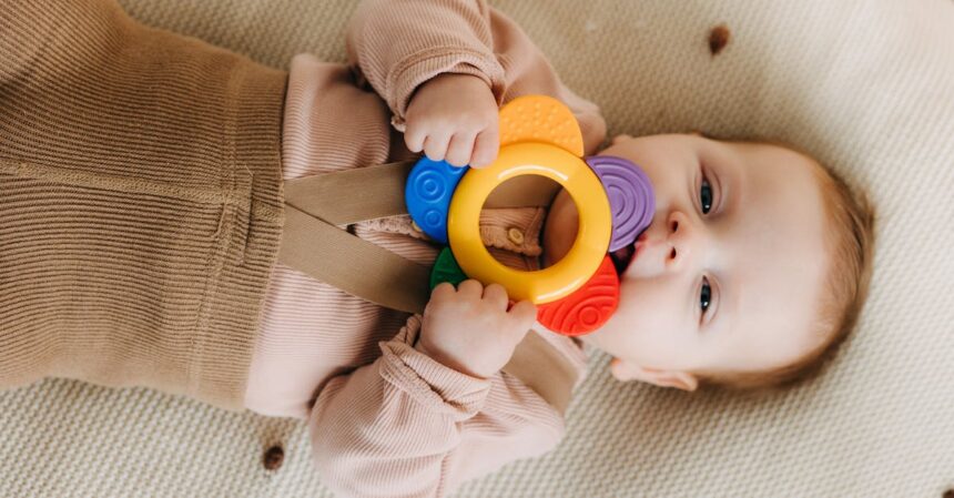 découvrez tout ce que vous devez savoir sur la dentition des bébés : symptômes, conseils pour soulager la douleur et recommandations de produits adaptés pour accompagner votre enfant durant cette période délicate.
