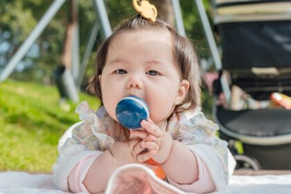 découvrez tout ce que vous devez savoir sur la dentition de votre bébé : signes, conseils d'apaisement et solutions pour soulager l'inconfort lié à la poussée dentaire.