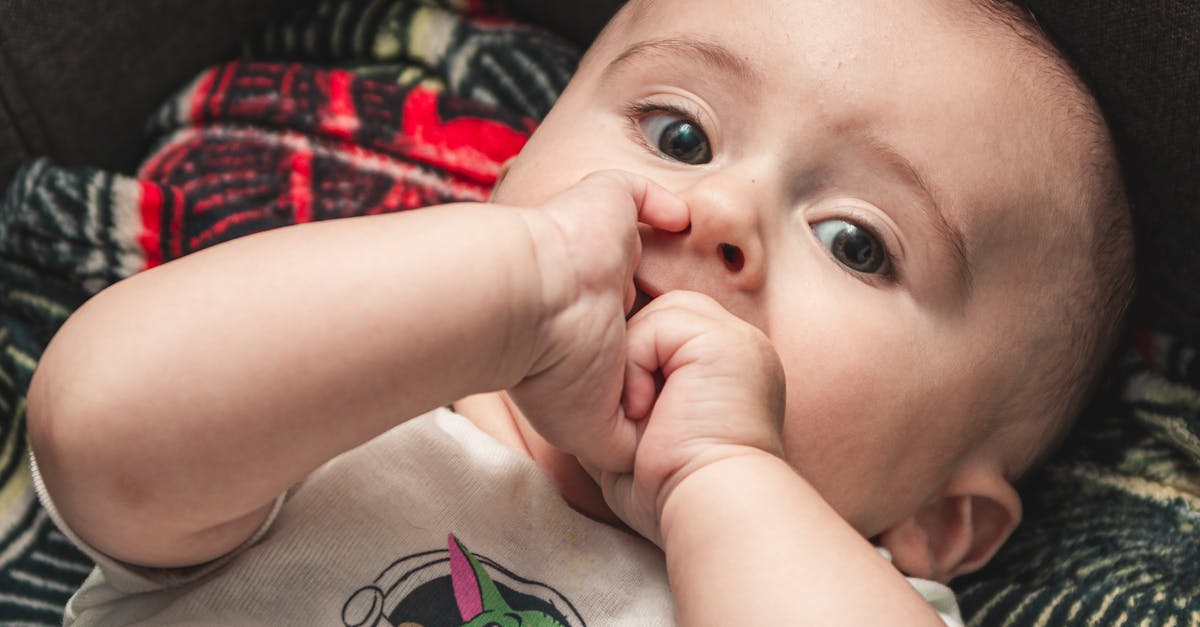 découvrez tout ce qu'il faut savoir sur la dentition chez les bébés : les symptômes, les conseils pour soulager la douleur, et les astuces pour accompagner votre enfant durant cette étape cruciale de son développement.