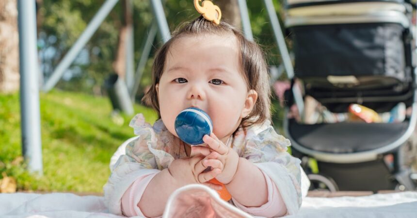 découvrez tout ce que vous devez savoir sur la dentition de votre bébé : signes, conseils d'apaisement et solutions pour soulager l'inconfort lié à la poussée dentaire.