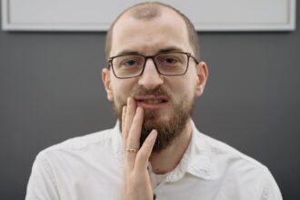 découvrez comment soulager rapidement une douleur dentaire grâce à des remèdes efficaces et des conseils pratiques. apprenez les causes de la douleur dentaire et quand consulter un professionnel pour un traitement approprié.