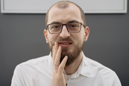 découvrez comment soulager rapidement une douleur dentaire grâce à des remèdes efficaces et des conseils pratiques. apprenez les causes de la douleur dentaire et quand consulter un professionnel pour un traitement approprié.