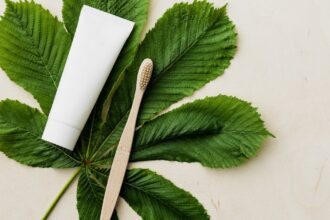 découvrez notre gamme de dentifrices spécialement formulés pour unehygiène bucco-dentaire optimale. profitez d'un sourire éclatant et d'une fraîcheur durable grâce à nos ingrédients naturels et à nos technologies avancées. trouvez le dentifrice qui convient à vos besoins !
