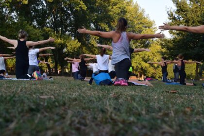 découvrez les bienfaits du yoga pour le corps et l'esprit. pratiquez des postures apaisantes, améliorez votre flexibilité et trouvez l'équilibre intérieur grâce à des séances adaptées à tous les niveaux.