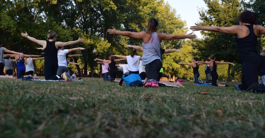 découvrez les bienfaits du yoga pour le corps et l'esprit. pratiquez des postures apaisantes, améliorez votre flexibilité et trouvez l'équilibre intérieur grâce à des séances adaptées à tous les niveaux.