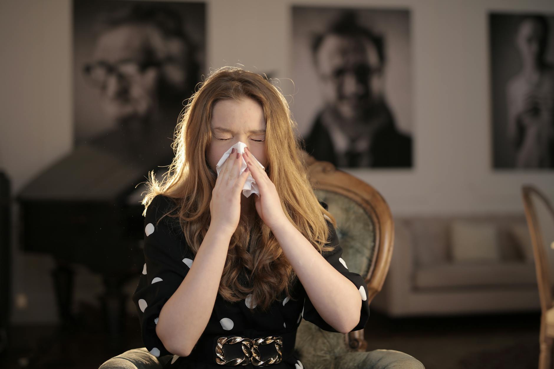 Femme Malade S'essuyant Le Nez Avec Un Mouchoir