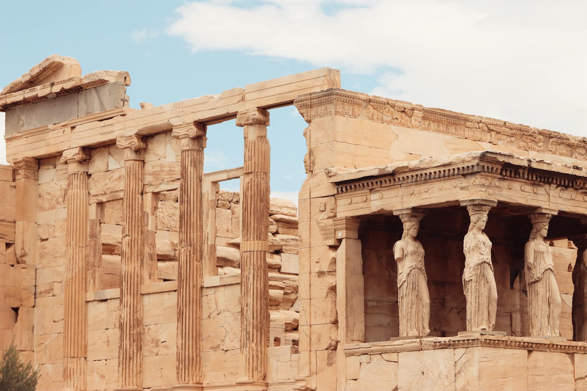 Gros plan des cariatides emblématiques du temple d'Érechthéion sur l'Acropole d'Athènes, en Grèce.