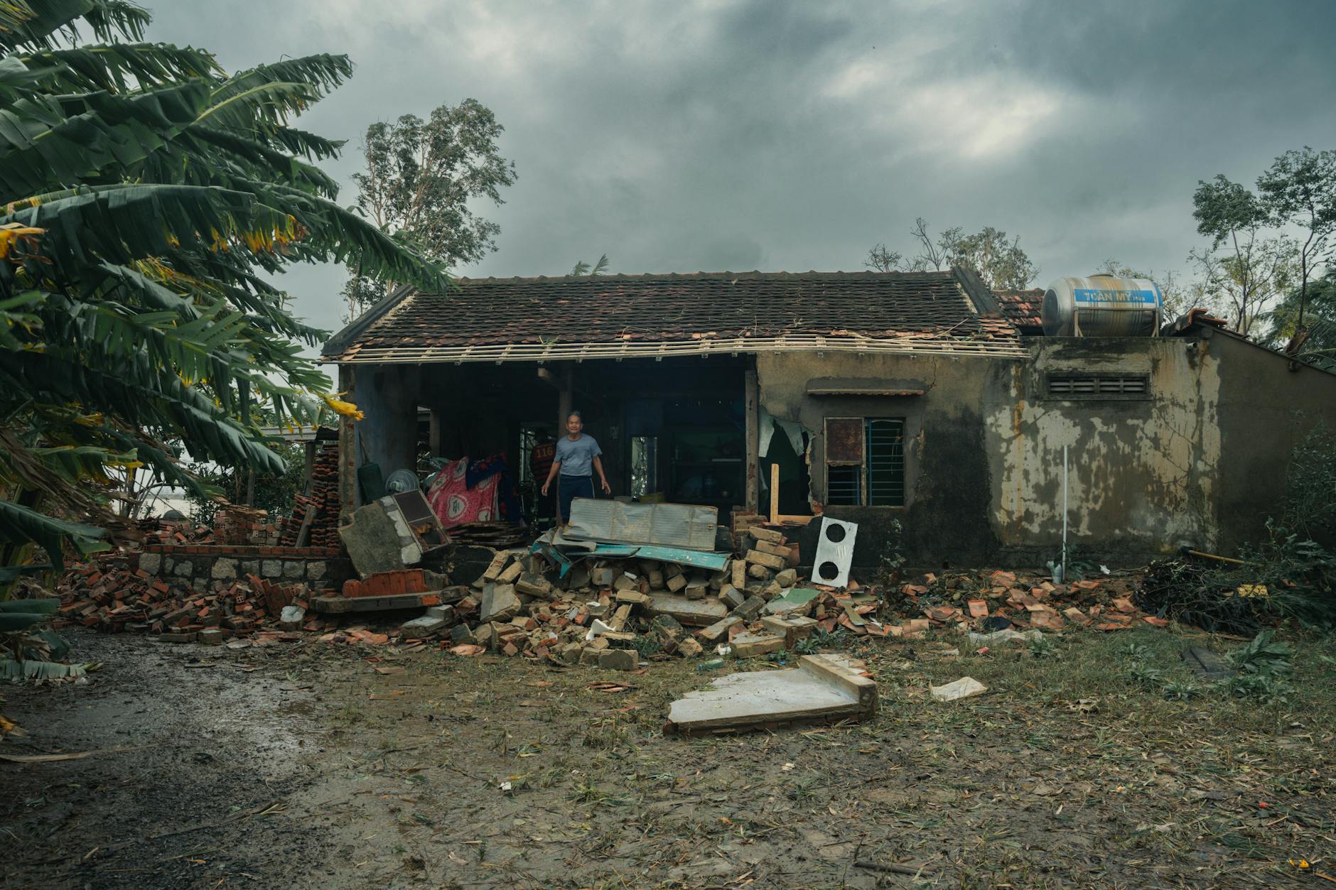 Une maison rurale à Phú Yên, au Vietnam, fortement endommagée par une tempête, témoignant de l'impact de la nature.
